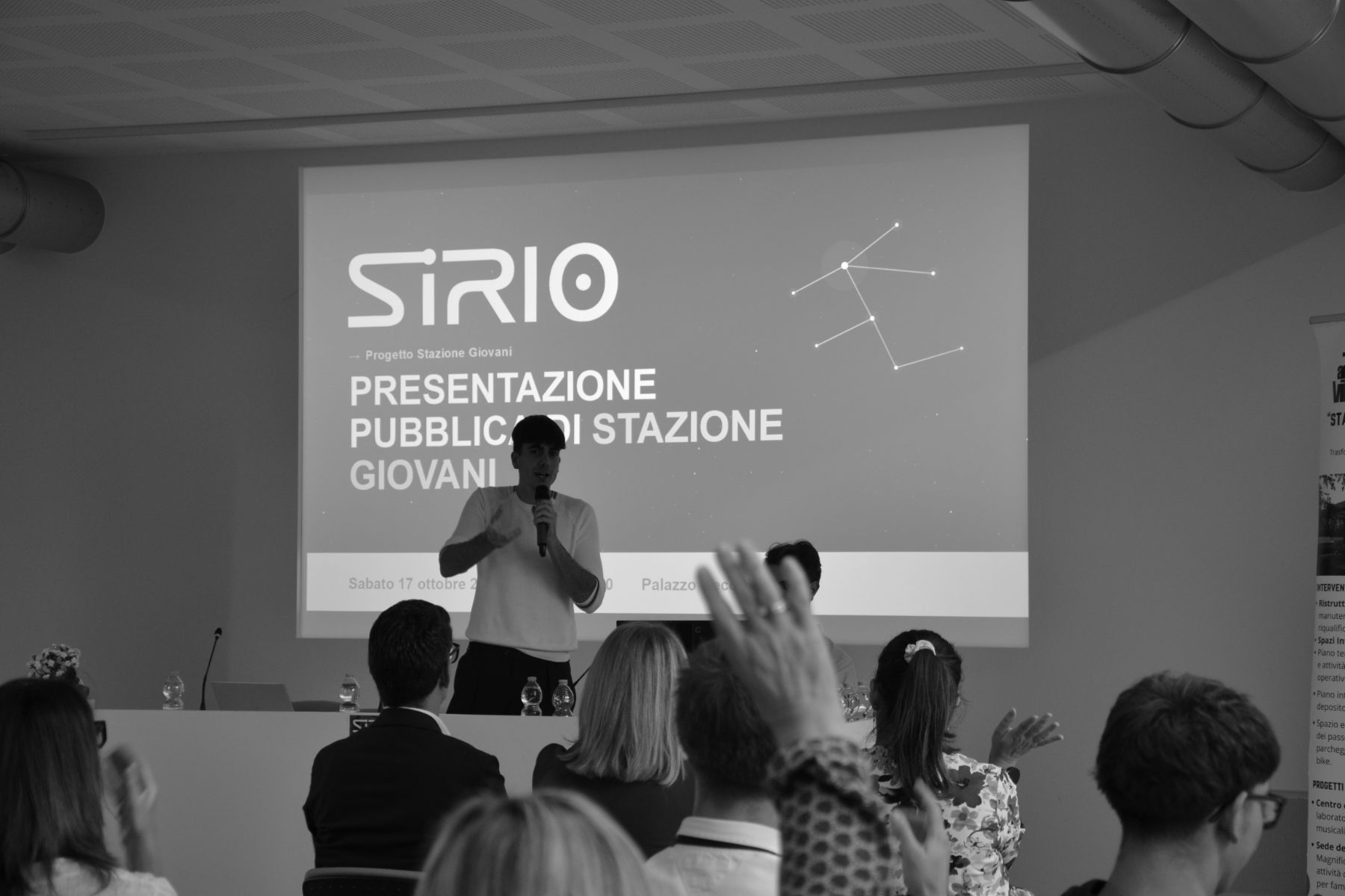 Il pubblico alza la mano durante la presentazione di Sirio